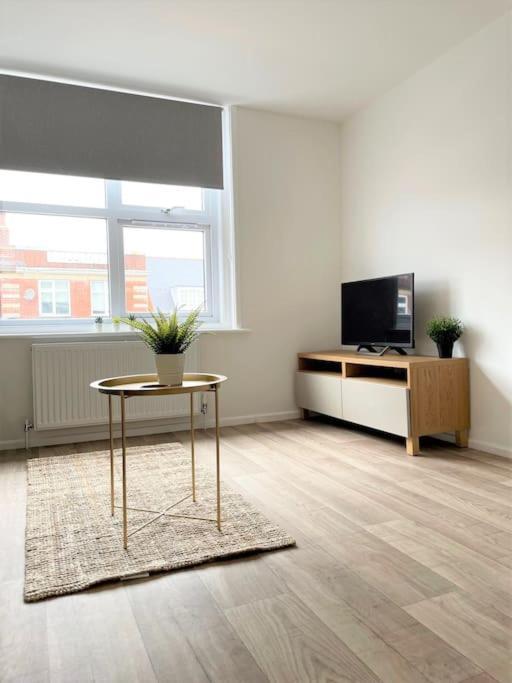 Central, Bright & Spacious Apartment - Parking Included Bournemouth Exterior foto